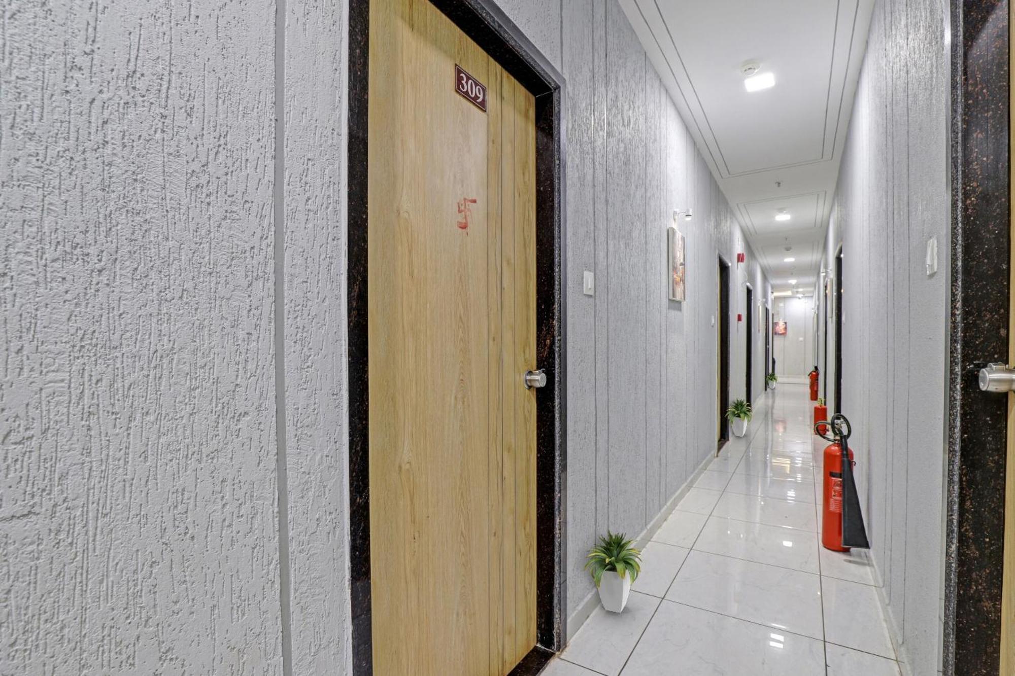 Hotel O Royal Orbit สุรัต ภายนอก รูปภาพ