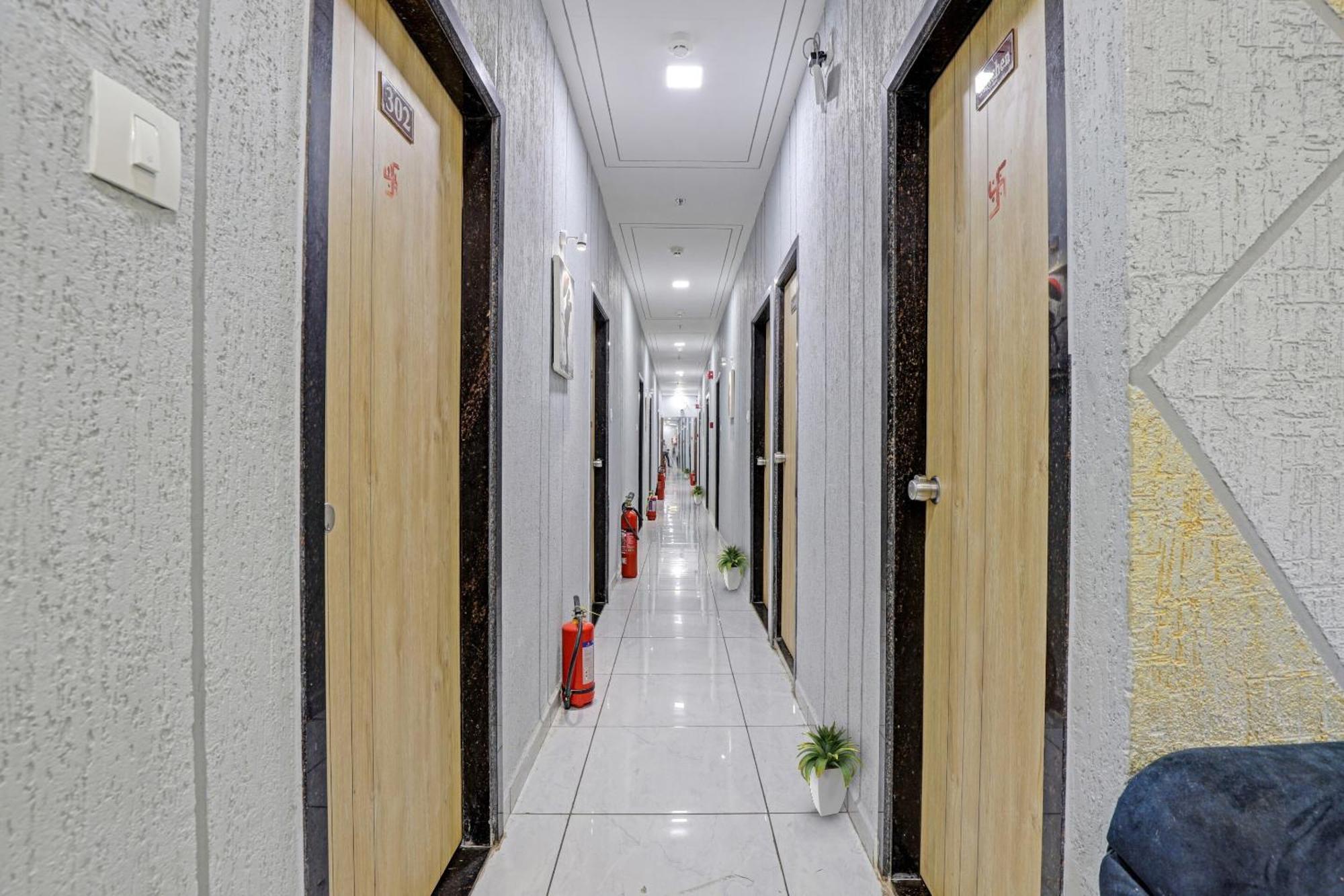 Hotel O Royal Orbit สุรัต ภายนอก รูปภาพ
