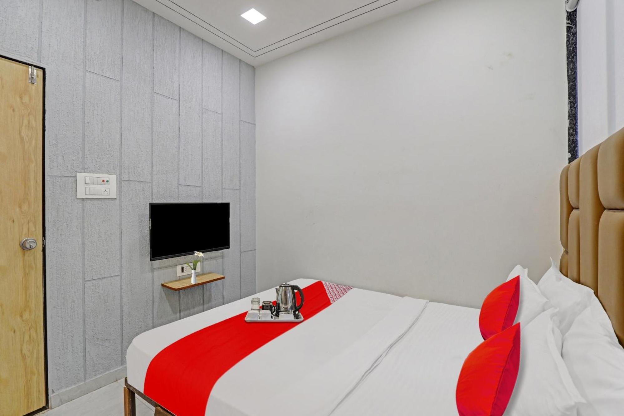 Hotel O Royal Orbit สุรัต ภายนอก รูปภาพ