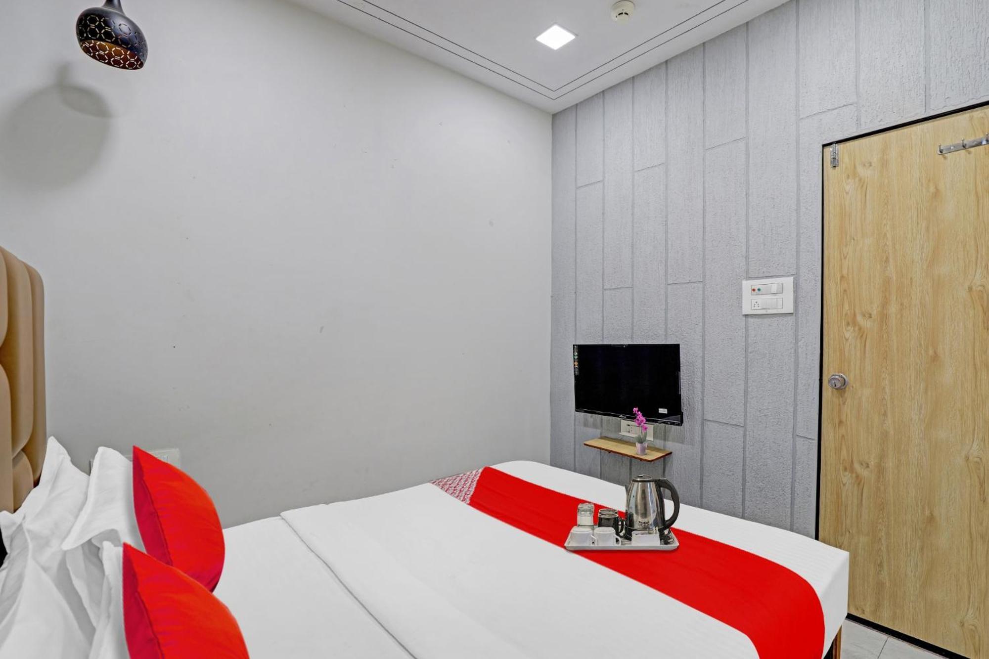 Hotel O Royal Orbit สุรัต ภายนอก รูปภาพ